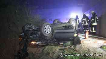 Auto kommt bei starkem Nebel von Fahrbahn bei Polling ab und überschlägt sich