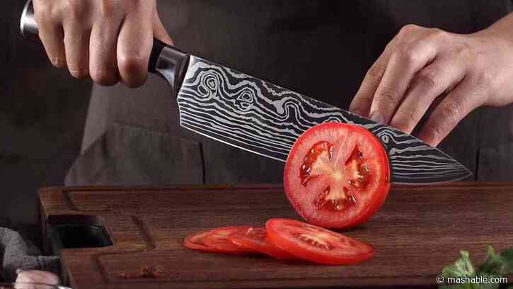 Gift for chefs: this 5-piece damascus knife set is only $75