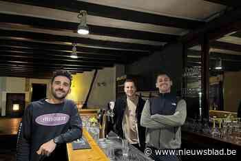 Vrienden organiseren afscheidsfeestje in iconisch café: “Bonaparte was één van de laatste bruine kroegen in de stad”