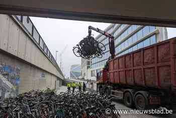 Tientallen fietsen weggehaald met grijpkraan aan Gent-Sint-Pieters: ‘weesfietsen’ moeten plaatsmaken in de rekken