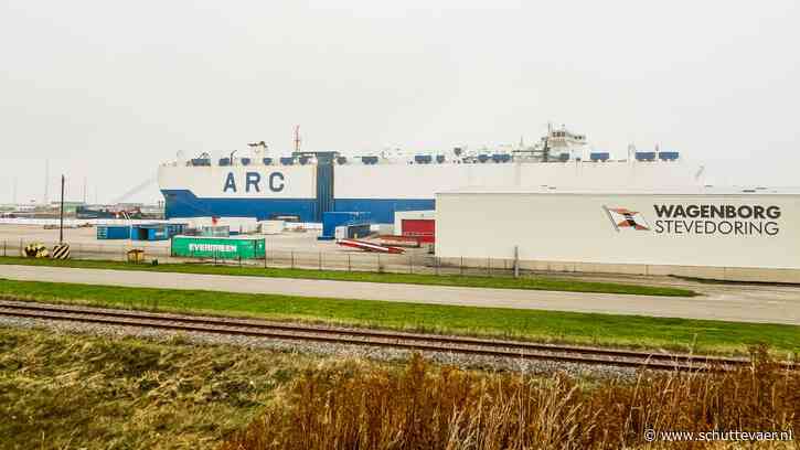 Car carrier Patriot lost Amerikaans legermaterieel in Eemshaven