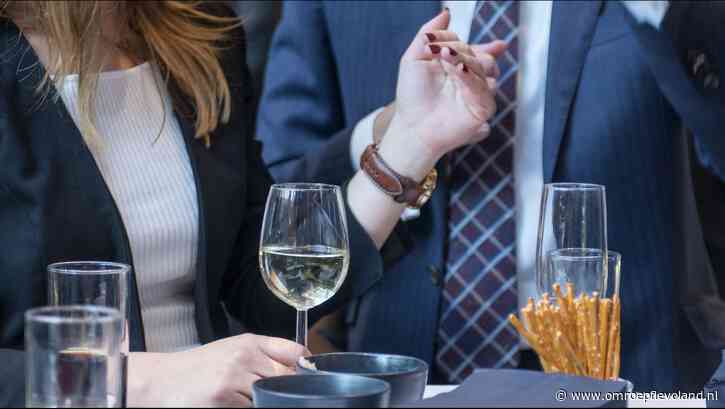 Almere - Almeerse ambtenaren mogen niet meer duur borrelen buiten het stadhuis, vinden politieke partijen