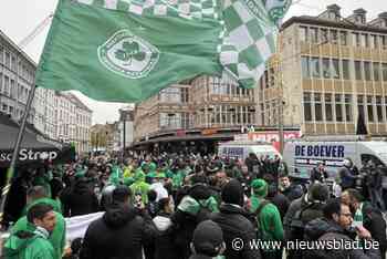 Supporters bouwen Cypriotisch feestje op Korenmarkt: “Weet jij hier een goeie chocoladewinkel zijn?”