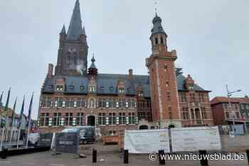 Gerestaureerd stadhuis kan niet open, omdat het plein ervoor (nog) niet verlaagd is