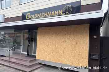 Diebe werfen Gullydeckel in Beverunger Juweliergeschäft