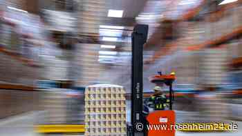 Frau mit Gabelstapler erfasst: Mann lässt Verletzte links liegen, setzt Arbeit fort und fährt davon