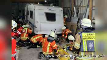 Notruf mit Siri: Mann unter Wohnwagen in Wenden eingeklemmt