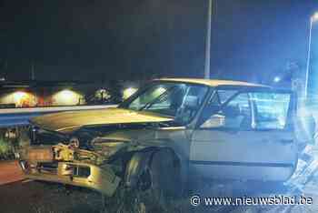 Oldtimer botst tegen muur in Genk