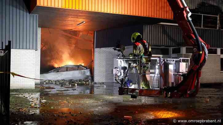 Grote brand in loods met PET-flessen onder controle, blussen duurt nog uren