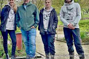 Martin Rütter hilft in Bielefeld beim Bau einer  Schweine-Suhle