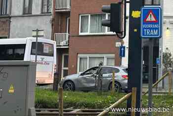 Veel glas op de weg na botsing tussen schoolbus en auto: brandweer ter plaatse