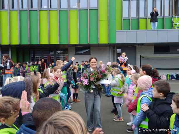 Leerlingen Lenteland zetten hun trouwe directeur in de bloemetjes