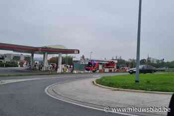 Vrachtwagen ramt dak van tankstation in Paal