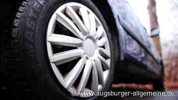 Unbekannter montiert Hinterrad von Auto ab