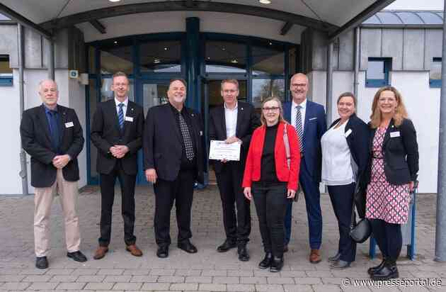 Ministerpräsident Daniel Günther übergibt Schul-Sonderpreis Inklusion und Vielfalt