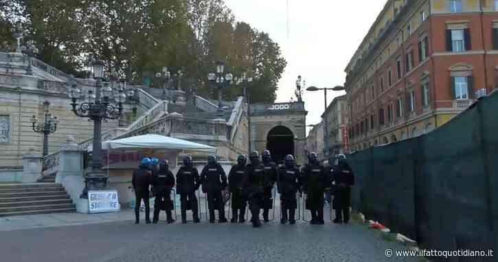 Bologna, tensione per il corteo della destra estrema: scontri tra la polizia e gli antagonisti