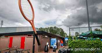 Op een donker fietspad berooft een groep jongeren twee jonge tennissers, een van hen naar het ziekenhuis