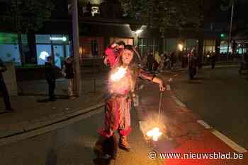 Magische lichtshow lokt vijfduizend kijklustigen naar Sint-Martinusfeesten in Genk
