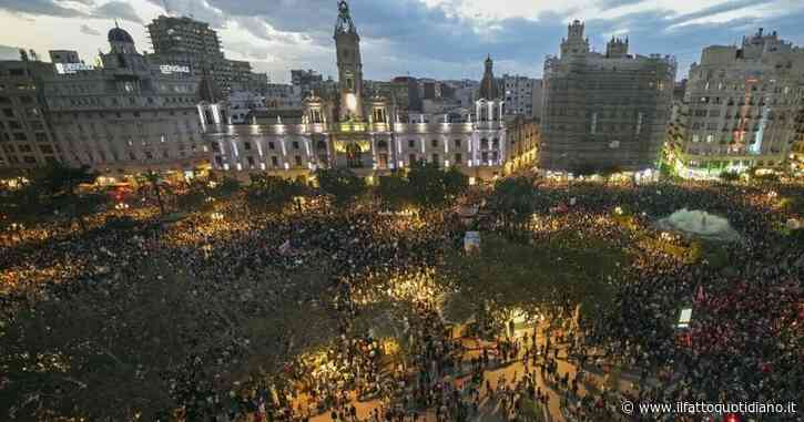 Valencia protesta contro il governatore Mazòn, 130mila in piazza 11 giorni dopo l’alluvione: “Il popolo moriva e lui mangiava”