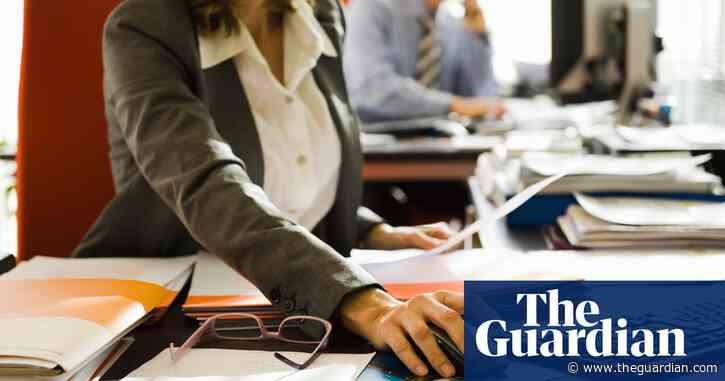 English councils free to adopt four-day week after Labour drops Tory concerns