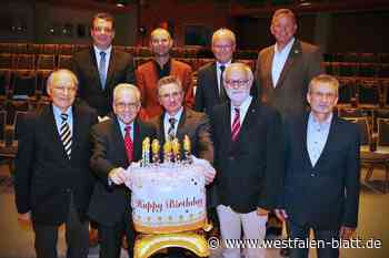 Schüler rappen zu „Happy Birthday, GymBev!“