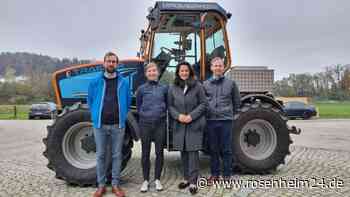 Ministerin Kaniber zu Besuch in Garching: Begeisterung für E-Traktor aus Schnaitsee