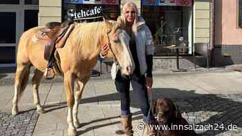 Wilder Westen in Neumarkt-St. Veit? Mit Pferd und Hund zum Frühstück auf den Stadtplatz