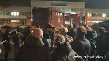 I cittadini tornano a bloccare i camion Ama a Rocca Cencia. Franco: "Gualtieri e Alfonsi stanno zitti"