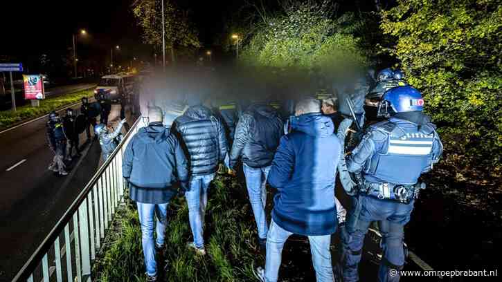 Relschoppers mishandelen agenten bij NAC-PSV, vier mannen opgepakt