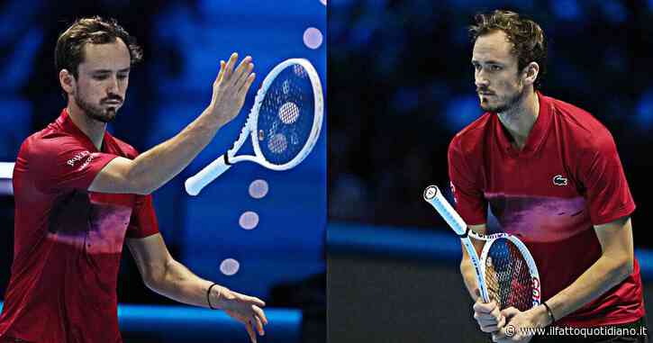 Le pagliacciate di Medvedev tra i fischi di Torino: esordio choc alle Atp Finals. Lancia la racchetta e finge di rispondere col manico