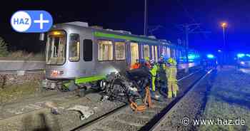 Unfall auf der Stadtbahnlinie 10 in Ahlem: Autofahrer in Höhe Heisterbergallee schwer verletzt
