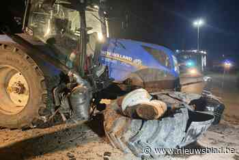 Tractor knalt tegen boom, bestuurder (25) loopt hoofdwonde op
