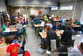 Ruim vijftig puzzelaars verzamelen in Den Bijenkorf: puzzelkampioen Gezinsbond is bekend