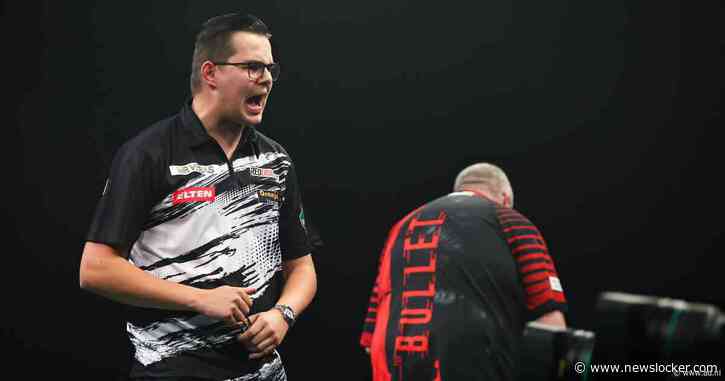 Gian van Veen smijt record Michael van Gerwen nét niet uit de boeken, nu al exit voor wereldkampioen