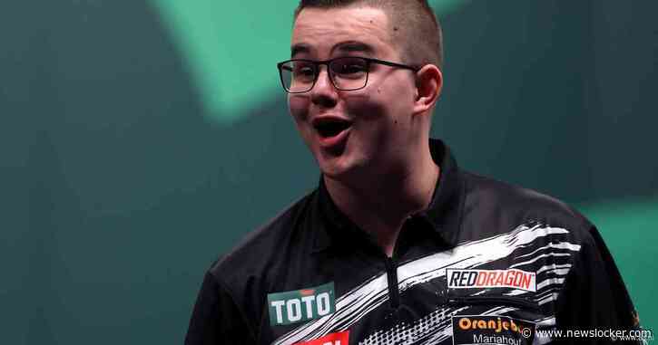 Knotsgekke dag: Van Veen pakt bijna record Van Gerwen, ‘shock-exit’ voor wereldkampioen en titelhouder