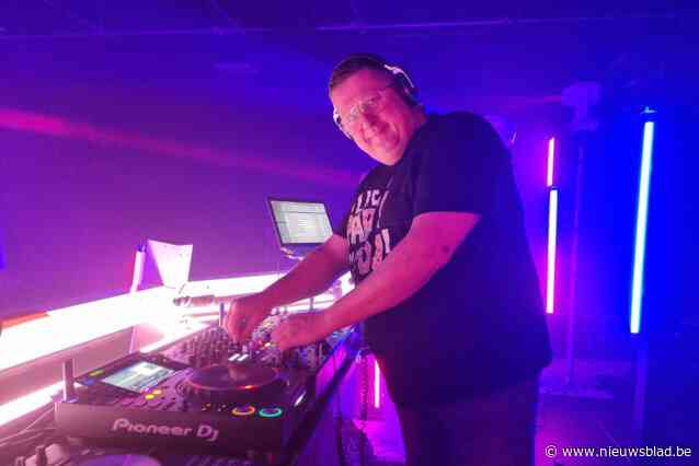 Zaal De Nestel loopt helemaal vol voor muzikaal afscheid van dj Pipse: “We hebben onze vakantie speciaal onderbroken voor zijn allerlaatste feestje”