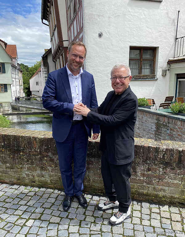 Stararchitekt Libeskind stellt seinen Entwurf für Albert Einstein Discovery Center spektakulär mit Wasser-Installation auf der Donau vor