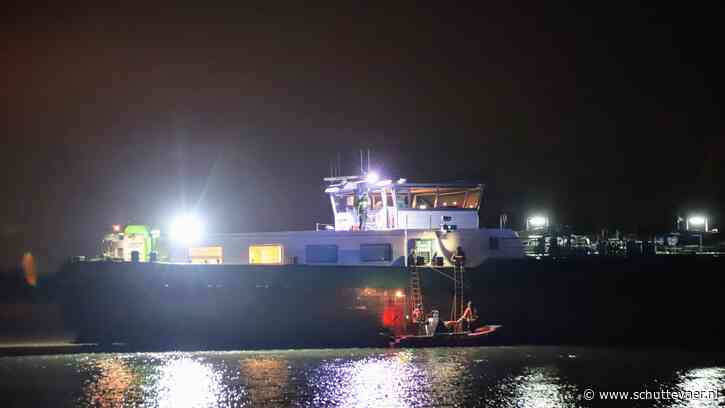 Schipper overlijdt aan boord, tanker vaart tegen krib