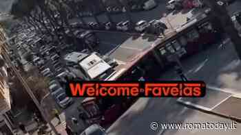 A Roma la sosta è selvaggia: auto blocca circolazione, traffico in tilt