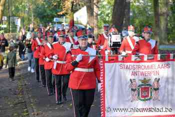 IN BEELD. Na 125 jaar luisteren Antwerpse Stadstrommelaars allerlaatste keer herdenking op