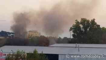 Magliana, sotto al viadotto c’è un nuovo insediamento. Pronto l’esposto: “Domenica lì ennesimo incendio”