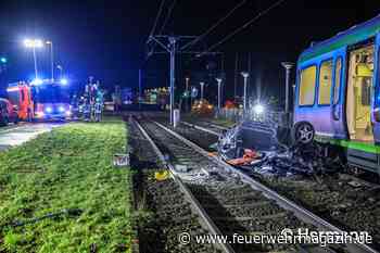 Stadtbahn schleift Pkw mehrere Meter mit