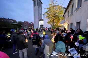 Prominentes Gesicht reitet als St. Martin durch die Stadt