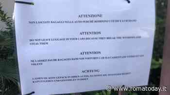 "Rubano nelle auto": l'avviso multilingue che allerta il quartiere
