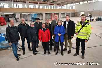 Ministerin Ina Scharrenbach besucht Multifunktionshalle Borgentreich