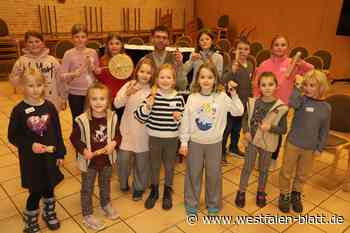 55 Mädchen und Jungen üben erste Lieder ein