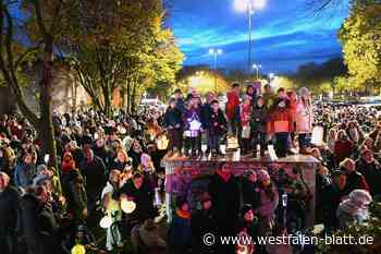 Kinder ziehen mit Laternen in den Paderborner Dom