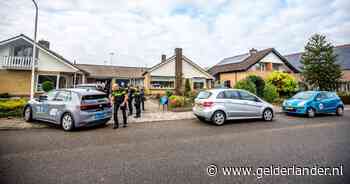 Elektrische taxi eindigt na een meter of 10 tegen lantaarnpaal; meerdere auto’s met schade