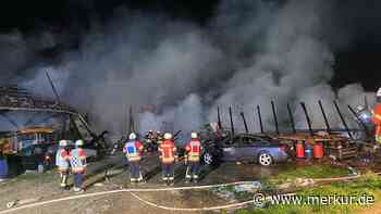 Großfeuer bei Au/Hallertau: Zahlreiche Feuerwehren aus zwei Landkreisen im Brandeinsatz