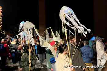 Lichtjesstoet verlicht stad met indrukwekkende sculpturen: “Meer dan duizend wandelaars”